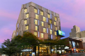  Holiday Inn Express Bangkok Sukhumvit 11, an IHG Hotel - Free Breakfast  Бангкок